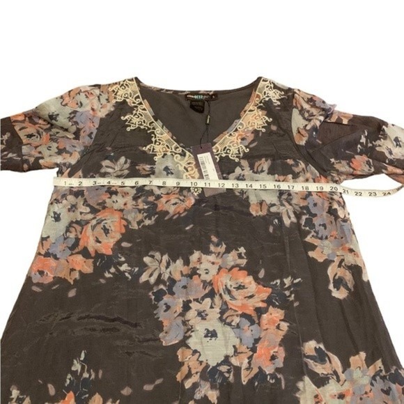 NWT Urban Mangoz Women’s Tunic Gray Floral Bell Sleeve Size Large - Picture 6 of 8